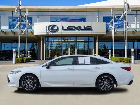 Used 2020 Toyota Avalon XSE image 3
