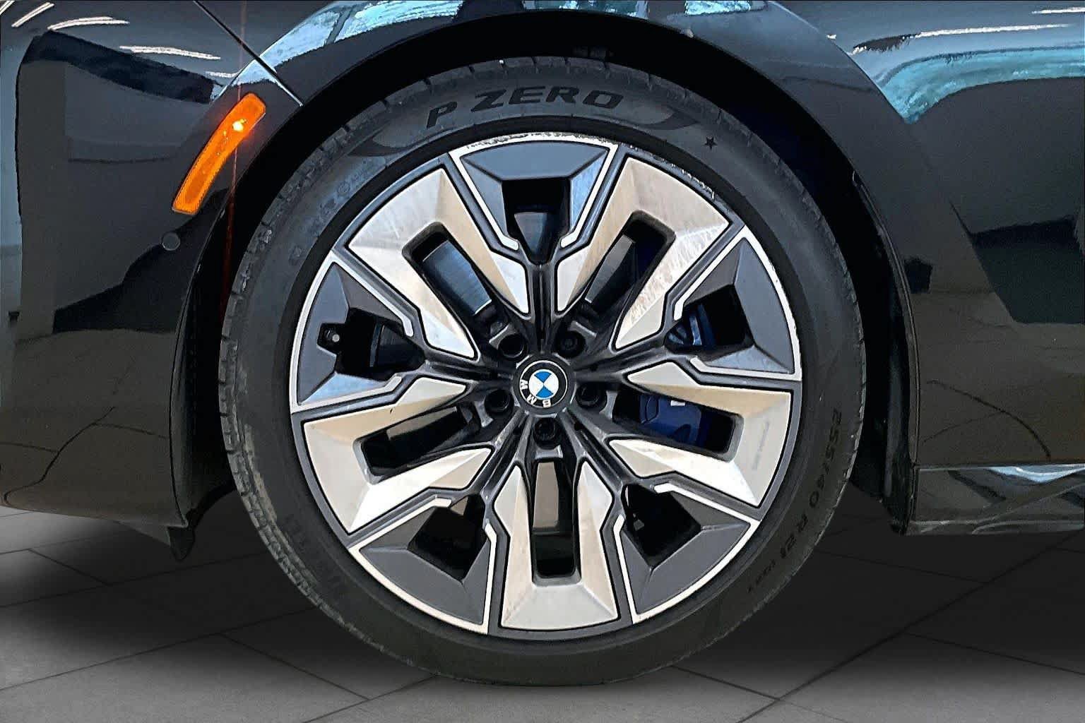 Used 2023 BMW 760i xDrive AWD/4WD image 9