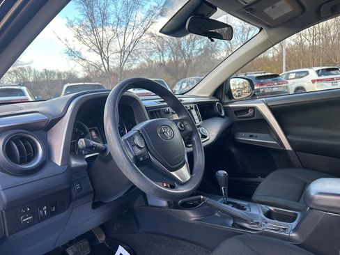 Used 2018 Toyota RAV4 LE image 9