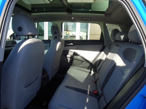Used 2022 Volkswagen Taos SE w/ Panoramic Sunroof Package image 17
