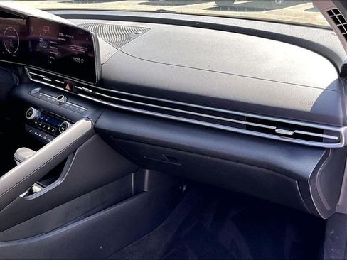 Used 2021 Hyundai Elantra Limited FWD image 17