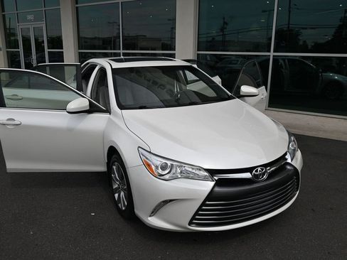 Used 2017 Toyota Camry XLE w/ Moonroof Package FWD image 33