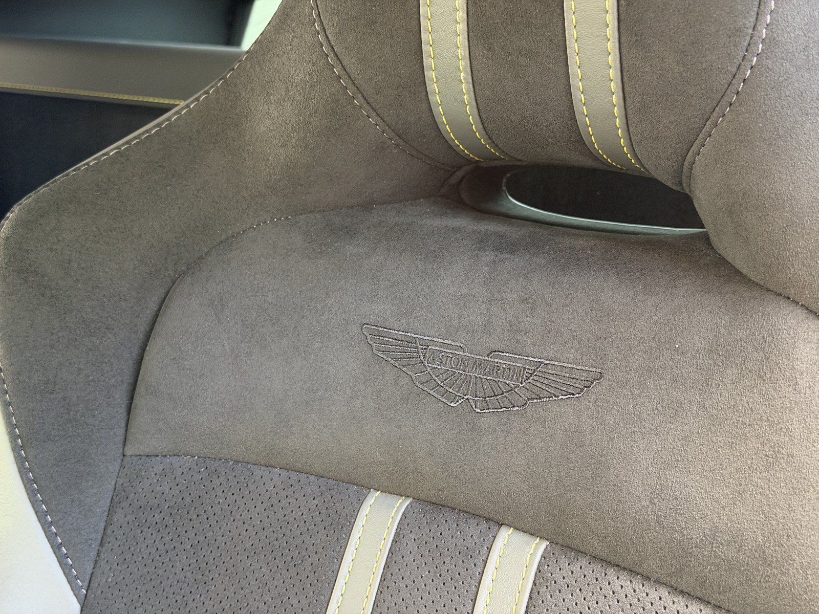 Used 2023 Aston Martin V8 Vantage Coupe RWD image 5