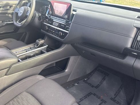 Used 2024 Nissan Pathfinder SV w/ SV Premium Package image 33