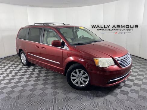 Used 2014 Chrysler Town & Country Touring FWD image 1