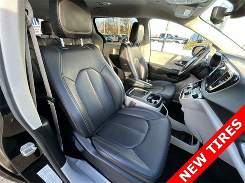 Certified 2024 Chrysler Pacifica Touring-L image 25