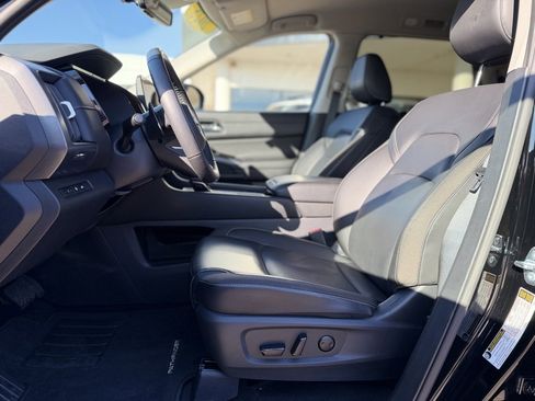 Used 2025 Nissan Pathfinder SL image 8