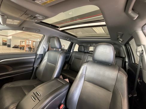 Used 2019 Toyota Highlander Limited Platinum image 10