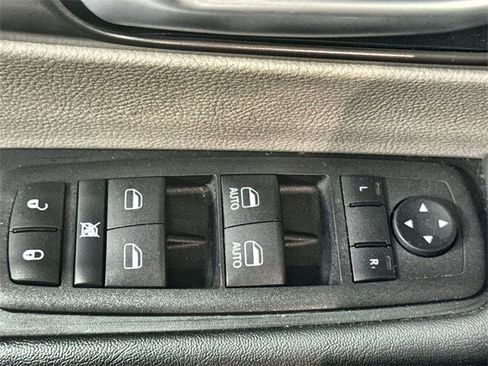 Used 2024 Chrysler Pacifica Touring-L image 22