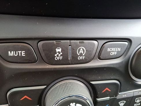 Used 2020 Jeep Cherokee Limited image 27