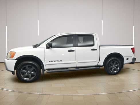 Used 2015 Nissan Titan SV w/ SV Value Truck Package RWD image 4