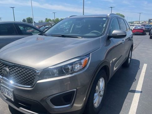 Used 2017 Kia Sorento FWD image 2