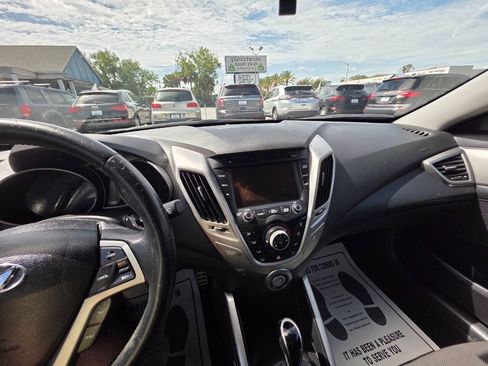 Used 2013 Hyundai Veloster w/ Tech Pkg FWD image 12