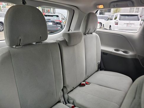Used 2011 Toyota Sienna w/ Towing Pkg FWD image 13