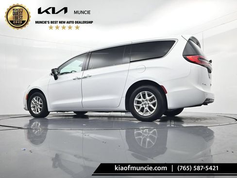 Used 2025 Chrysler Pacifica Select FWD image 37