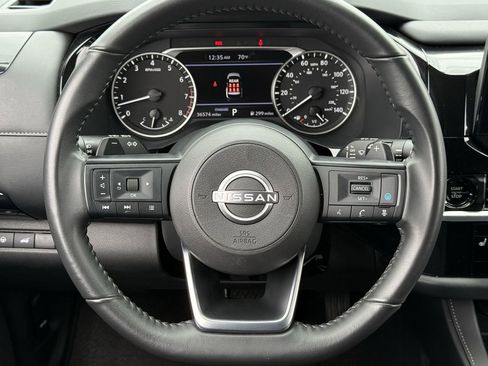 Used 2025 Nissan Pathfinder SV image 12