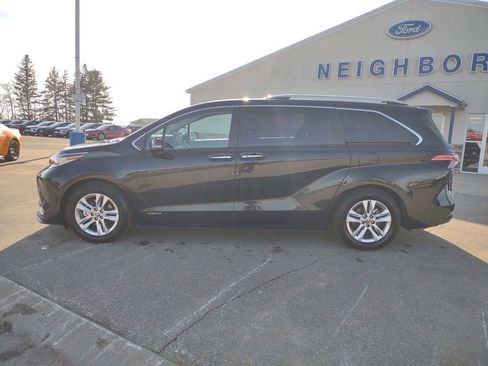 Used 2021 Toyota Sienna Limited image 2