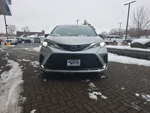 Used 2023 Toyota Sienna XSE image 9