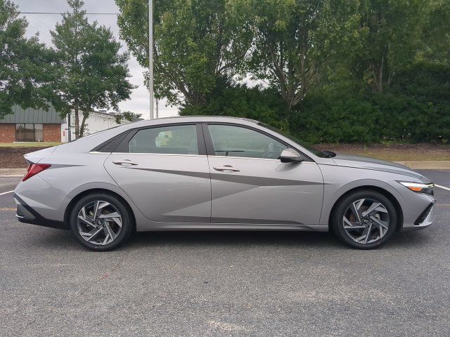 Used 2025 Hyundai Elantra Limited FWD image 3