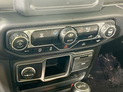Used 2022 Jeep Wrangler Sport image 15