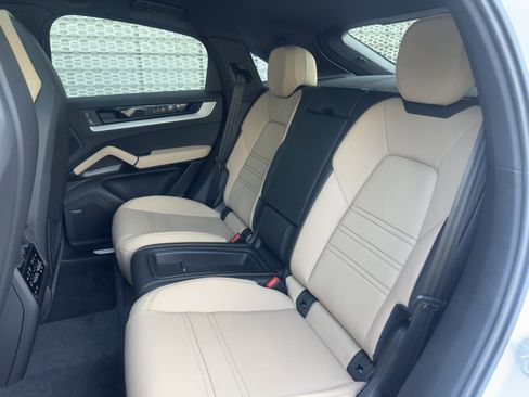 Certified 2025 Porsche Cayenne Coupe AWD/4WD image 34