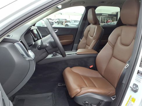 Used 2019 Volvo XC60 T5 Momentum w/ Premium Package image 16