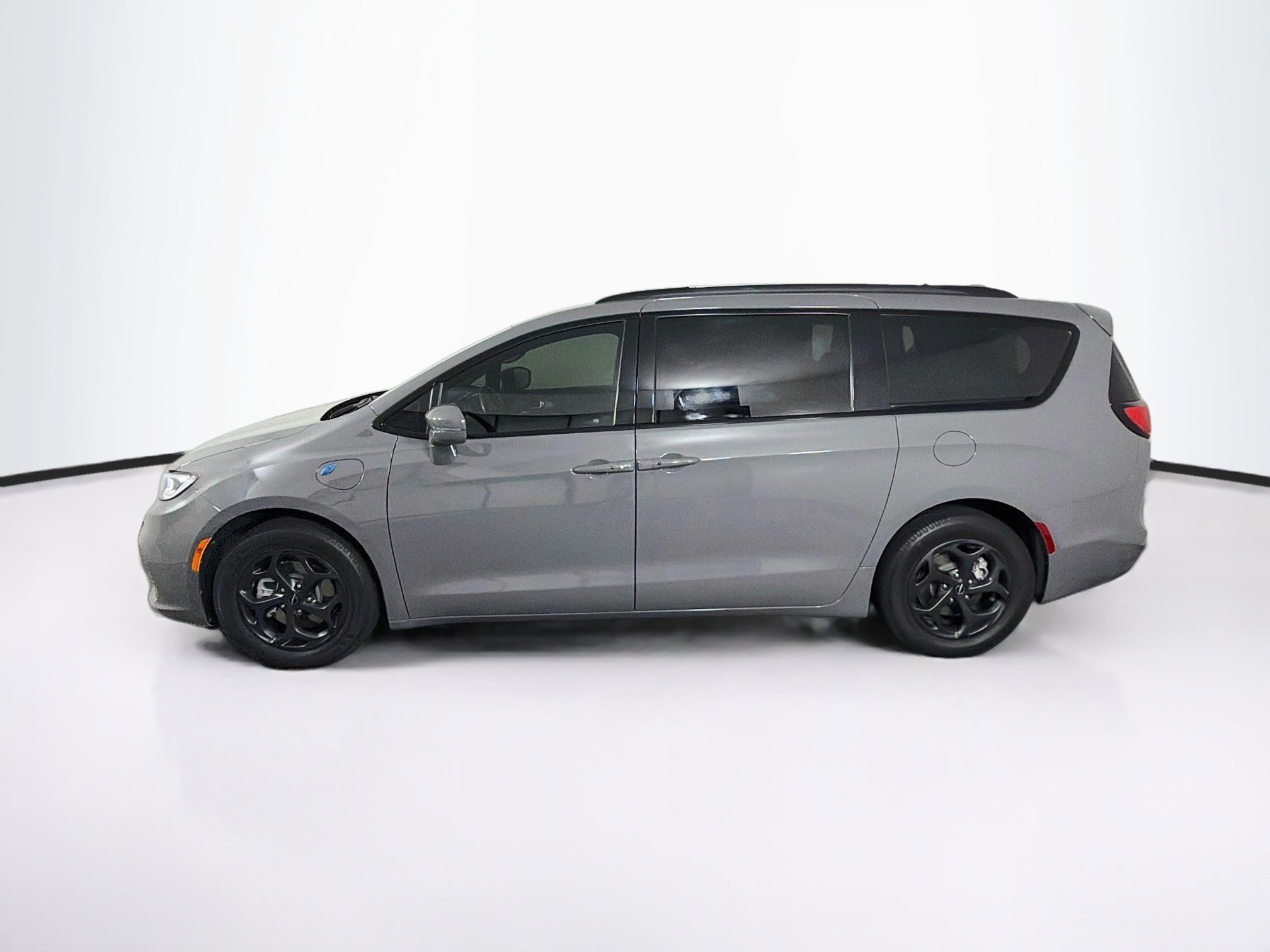 Used 2021 Chrysler Pacifica Limited w/ Uconnect Theater Family Group FWD image 4