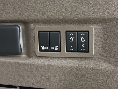 Used 2022 GMC Yukon Denali w/ Denali Ultimate Package AWD/4WD image 31