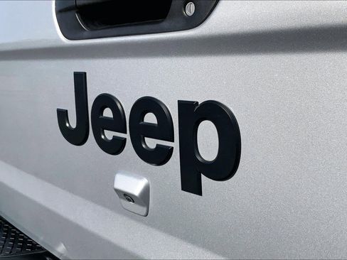 Certified 2023 Jeep Gladiator Willys image 29