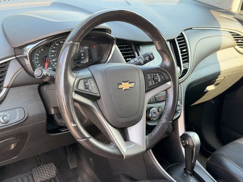 Used 2020 Chevrolet Trax LT w/ LT Convenience Package AWD/4WD image 17