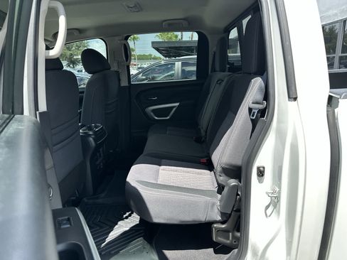 Used 2021 Nissan Titan SV w/ SV Convenience Package RWD image 4