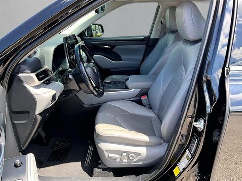 Used 2020 Toyota Highlander XLE FWD image 24
