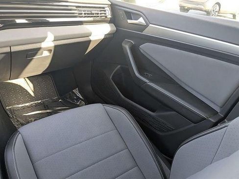 Used 2025 Volkswagen Jetta SE w/ Sunroof Package FWD image 16