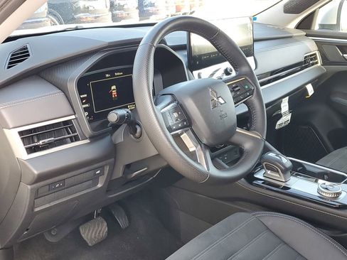 Used 2025 Mitsubishi Outlander SE image 14