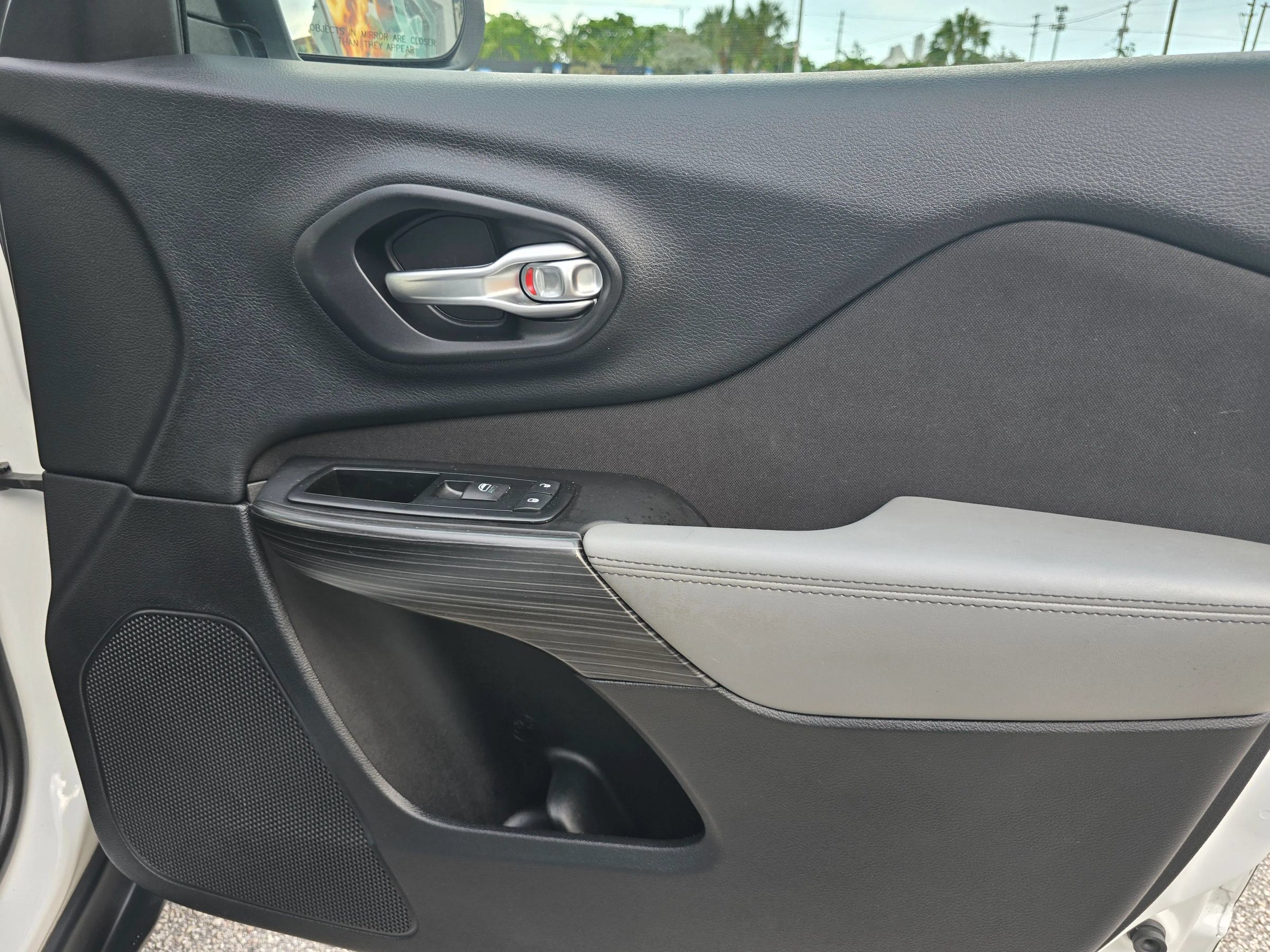 Used 2014 Jeep Cherokee Latitude w/ Comfort/Convenience Group FWD image 19