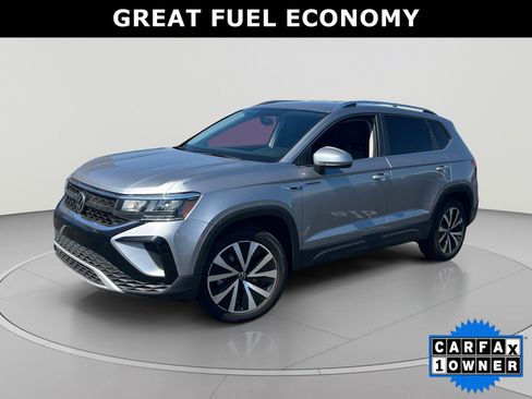 Used 2022 Volkswagen Taos SE FWD image 1