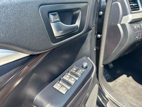 Used 2019 Toyota Highlander XLE AWD/4WD image 24