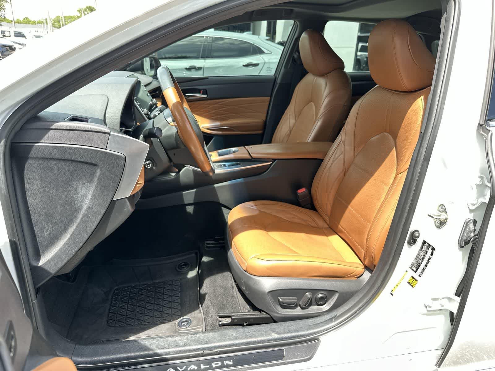 Used 2020 Toyota Avalon Limited FWD image 3
