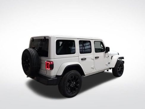 Used 2025 Jeep Wrangler Unlimited Sahara w/ Safety Group image 28