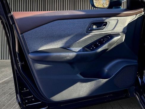 Used 2023 Nissan Rogue S image 22