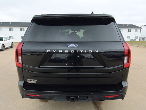 Used 2025 Ford Expedition Active image 16