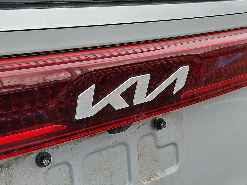 Used 2023 Kia Carnival EX FWD image 5