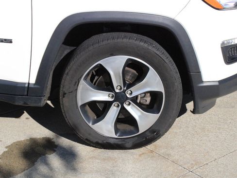 Used 2017 Jeep Compass Latitude w/ Popular Equipment Group AWD/4WD image 11