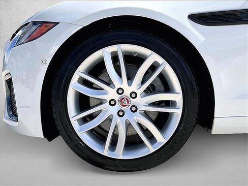 Used 2021 Jaguar XF SE image 10