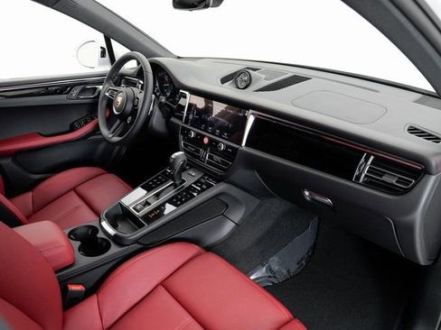 Certified 2025 Porsche Macan image 25
