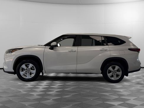Used 2024 Toyota Highlander LE image 5