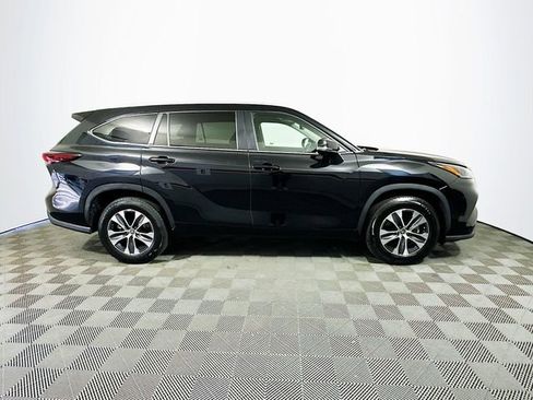 Used 2024 Toyota Highlander XLE image 9