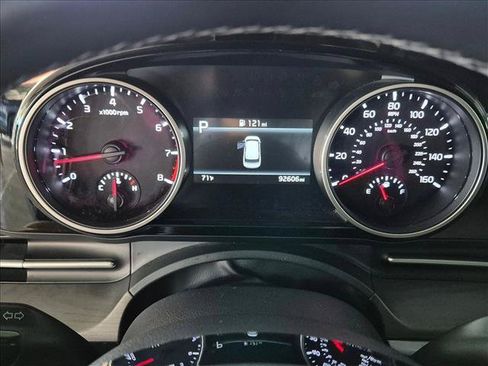Used 2022 Kia Carnival EX FWD image 11