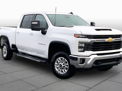 Used 2025 Chevrolet Silverado 2500 LT w/ Convenience Package AWD/4WD image 3