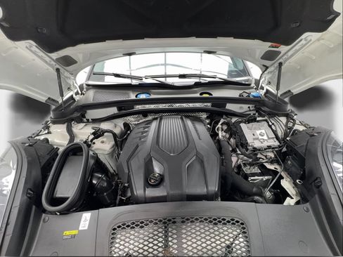 Used 2023 Porsche Macan AWD/4WD image 18